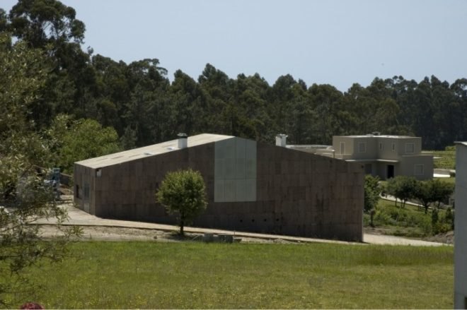 cork house, Arquitectos Anónimos, portugal, cork, cork exterior, green design, renewable resource