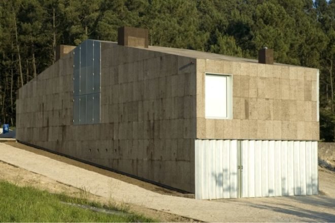 cork house, Arquitectos Anónimos, portugal, cork, cork exterior, green design, renewable resource