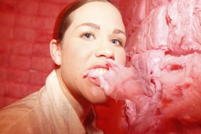 jennifer rubell, padded cell jennifer rubell, cotton candy room, jennifer rubell cotton candy, padded cell cotton candy, cotton candy art, edible art