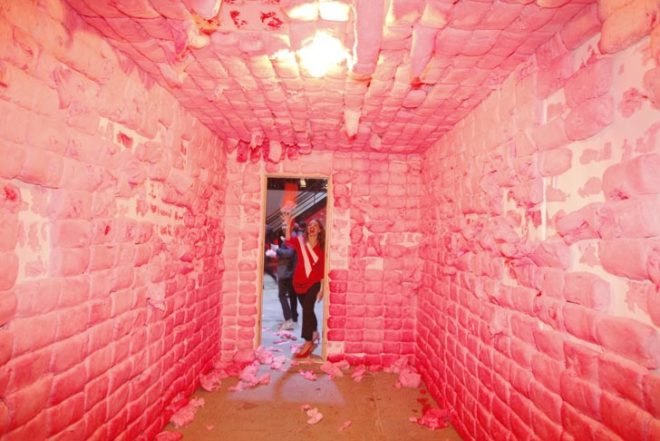 jennifer rubell, padded cell jennifer rubell, cotton candy room, jennifer rubell cotton candy, padded cell cotton candy, cotton candy art, edible art