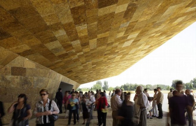 mecanoo, mecanoo architecten, green architecture, green roof, eco architecture, roof garden, eco design, green design, sustainable design, la llotja, la llotja theater, llotja, solar power, spanish architecture