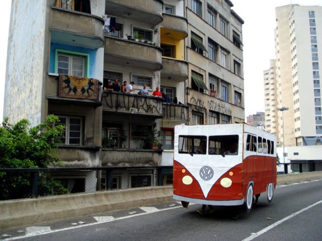 Projecto Kombi, green art, cardboard combi, cardboard installation, playful sculpture, mobile sculpture, Brazilian installation