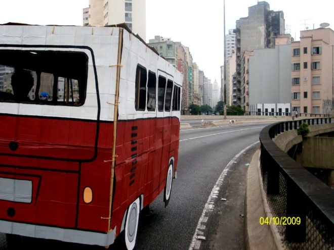 Projecto Kombi, green art, cardboard combi, cardboard installation, playful sculpture, mobile sculpture, Brazilian installation