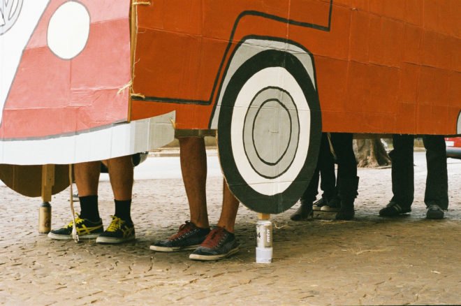 Projecto Kombi, green art, cardboard combi, cardboard installation, playful sculpture, mobile sculpture, Brazilian installation