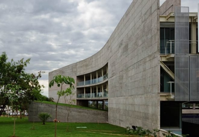 shaded courtyard, Seabrae Headquarters, Seabrae HQ,green headquarters design, brise-soleil, Gruposp, brasil green building, Brasilia green building, eco offices, passive cooling,