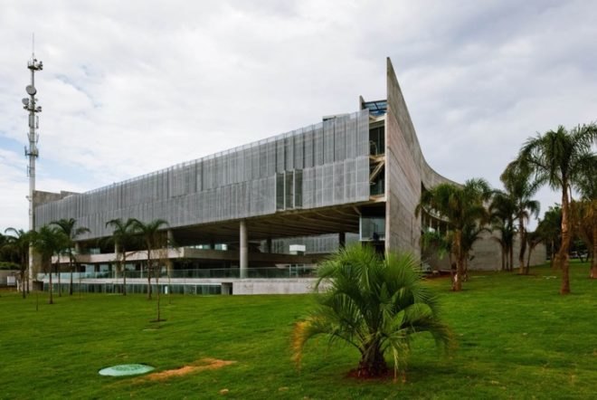 shaded courtyard, Seabrae Headquarters, Seabrae HQ,green headquarters design, brise-soleil, Gruposp, brasil green building, Brasilia green building, eco offices, passive cooling,