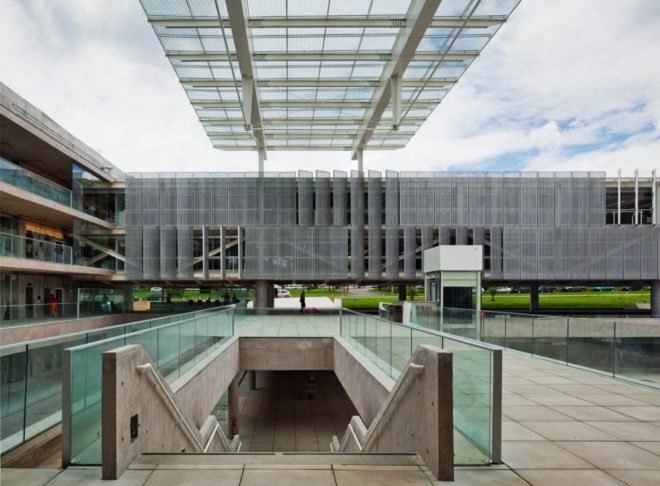 shaded courtyard, Seabrae Headquarters, Seabrae HQ,green headquarters design, brise-soleil, Gruposp, brasil green building, Brasilia green building, eco offices, passive cooling,