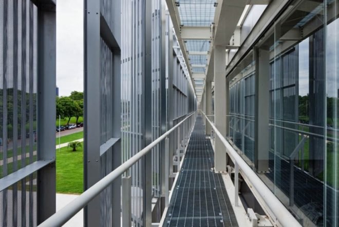shaded courtyard, Seabrae Headquarters, Seabrae HQ,green headquarters design, brise-soleil, Gruposp, brasil green building, Brasilia green building, eco offices, passive cooling,