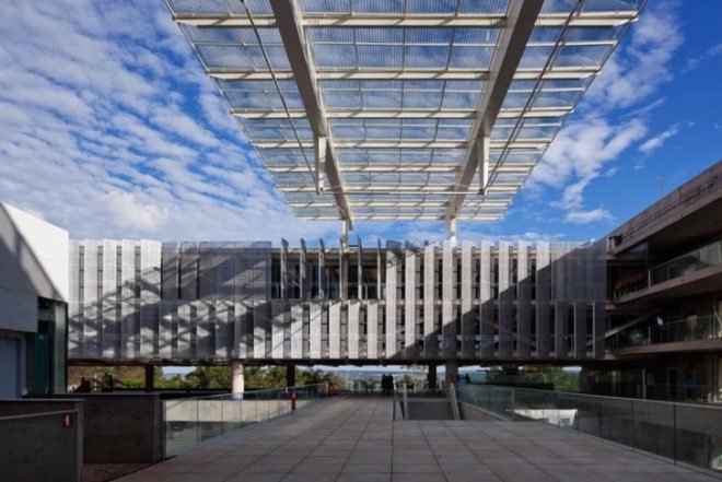 shaded courtyard, Seabrae Headquarters, Seabrae HQ,green headquarters design, brise-soleil, Gruposp, brasil green building, Brasilia green building, eco offices, passive cooling,