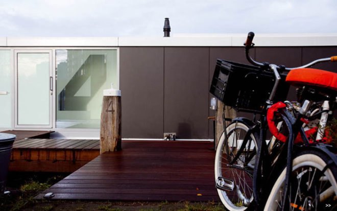 architecture Amsterdam, houseboats, riverboats, water homes, water living, +31 Architects, the Watervilla de Omval, architecture Amstel River, low-profile construction, green architecture, green design