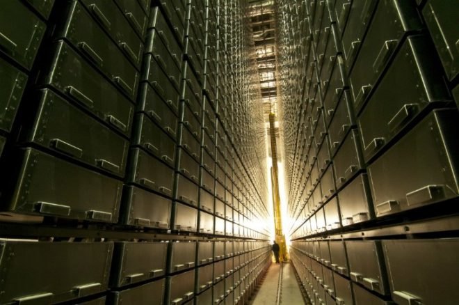 Joe and Rick Mansueto Library, University of Chicago, glass dome, daylighting, automatic book retrieval, library, fritted glass