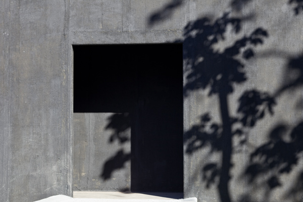 Zumthor photos, plant pavillion, london green design, burlap facade, zen pavilion, contemporary pavilion, black box,“sustainable architecture”, 2009 Pritzker Prize, 2011 Serpentine Pavilion, garden, green design, landscape design, Peter Zumthor, Pritzker Prize, Serpentine Pavilion, sustainable design