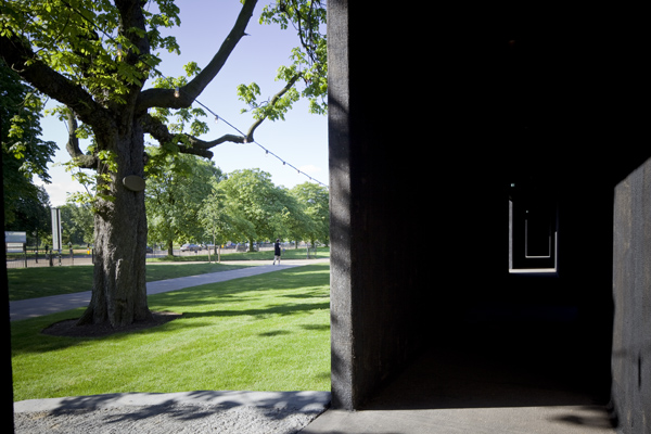 Zumthor photos, plant pavillion, london green design, burlap facade, zen pavilion, contemporary pavilion, black box,“sustainable architecture”, 2009 Pritzker Prize, 2011 Serpentine Pavilion, garden, green design, landscape design, Peter Zumthor, Pritzker Prize, Serpentine Pavilion, sustainable design