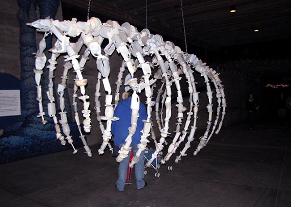 green design, eco design, sustainable design, Angela Pozzi, Washed Ashore Project, Oregon, Artula Institute for Arts and Environmental Education, Pollution, beach pollution, recycled materials, upcycled plastic, upcycled art, upcycled sculpture, recycled sculpture, marine life health