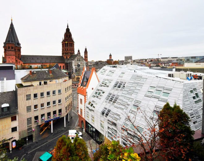 Markthäuser, Rebstockplatz, green atrium design, Urban renewal, terracotta facade, strip building facade, day lit central atrum, Mainz green building, Studio Fuksas, eco mixed use, German urban green design