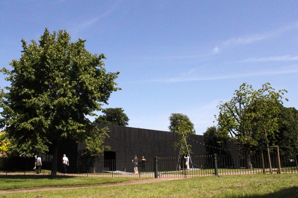 Zumthor photos, plant pavillion, london green design, burlap facade, zen pavilion, contemporary pavilion, black box,“sustainable architecture”, 2009 Pritzker Prize, 2011 Serpentine Pavilion, garden, green design, landscape design, Peter Zumthor, Pritzker Prize, Serpentine Pavilion, sustainable design