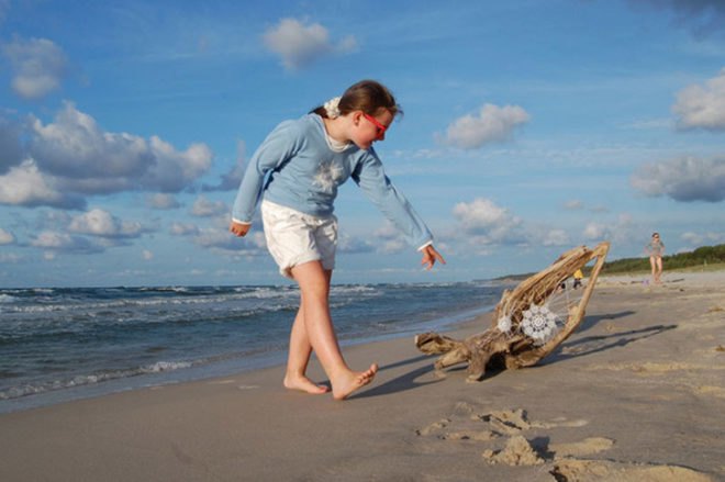 oak beach, nespoon, nespoon art, beach art, doily art, street art, eco art, eco installation, art installations, outdoor art installations, baltic sea art, outdoor eco art, green art