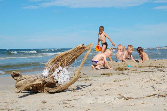 oak beach, nespoon, nespoon art, beach art, doily art, street art, eco art, eco installation, art installations, outdoor art installations, baltic sea art, outdoor eco art, green art