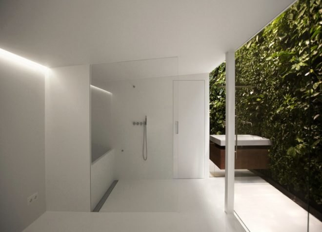 green wall, vertical garden, Japanese, i29, Home 06, Amsterdam, green design, sustainable design, eco-design, minimalist design, whitewashed interior