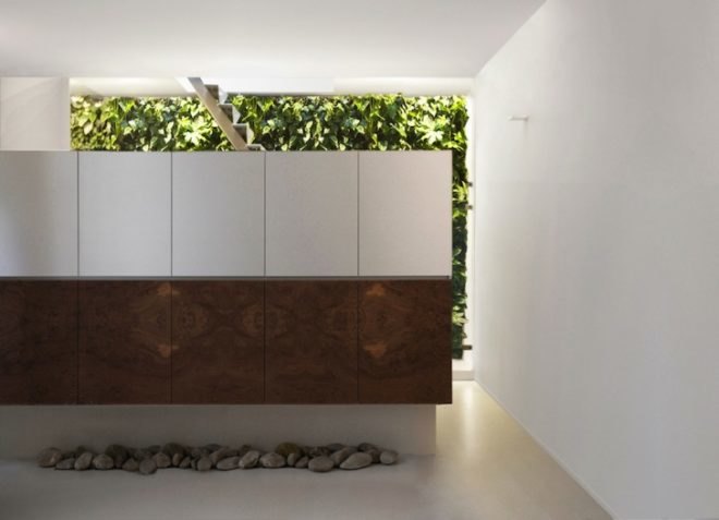 green wall, vertical garden, Japanese, i29, Home 06, Amsterdam, green design, sustainable design, eco-design, minimalist design, whitewashed interior