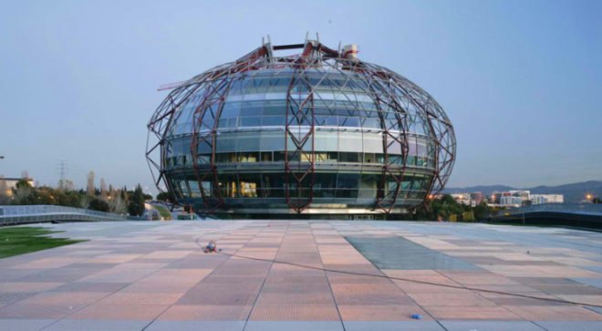 iGuzzini Headquarters, Mias Arquitectes, Barcelona, shade screen, fabric shade screen, spherical building, eco office