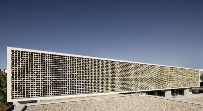 ceramic sunscreen building, mestura architectes, barcelona primary school, martinet primary school, barcelona building, primary school objectives, building design, durable construction