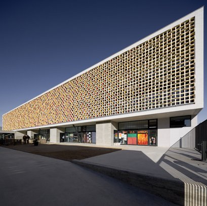 ceramic sunscreen building, mestura architectes, barcelona primary school, martinet primary school, barcelona building, primary school objectives, building design, durable construction