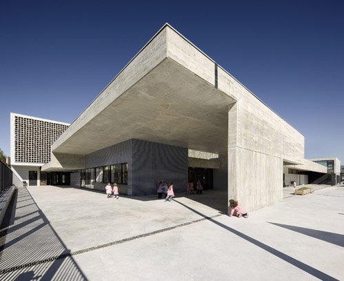 ceramic sunscreen building, mestura architectes, barcelona primary school, martinet primary school, barcelona building, primary school objectives, building design, durable construction