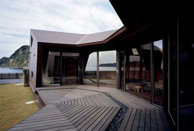 Daylighting, green design, sustainable design, eco-design, Takeshi Hirobe, Seaside home, shell house, rainwater runoff, Chiba Minamiboso, Japan, rainwater runoff, rosewood, sustainable materials