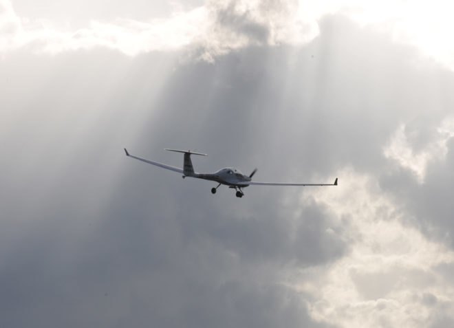 siemens, hybrid electric airplane, hybrid airplane, electric airplane, low fuel airplane, fuel efficient flight, fuel efficient airplane, paris auto show, paris auto show unveiling
