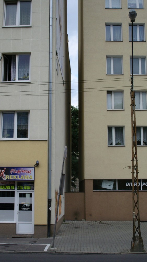 green design, eco design, sustainable design, hanging building, Centrala, narrowist building in Warsaw, Etger Keret