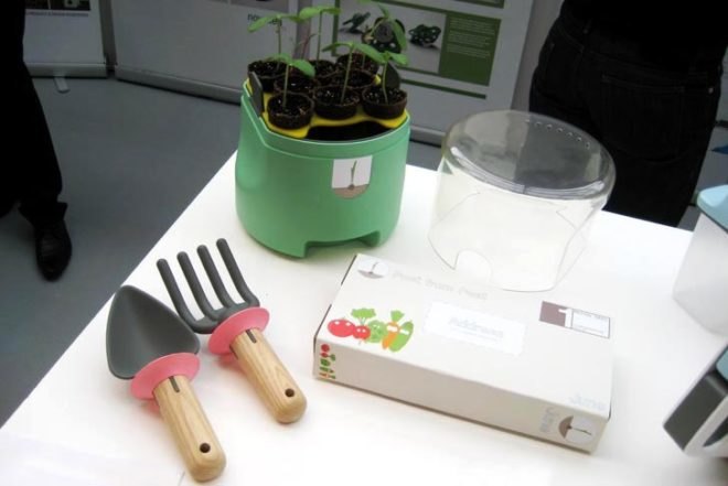 Sustainable Materials,Kinetic Energy,Recycling / Compost,London,humanitarian design,Green Resources,Green Kitchen,Green Products,green packaging,Green Materials,Green Lighting,green furniture,Green Design Events,Green cleaning,Green Appliances,DIY,Decorative Objects,gardening,locally produced,felt pod,no glue no screw,design tool kit, beehive,slow cooking, renewable cork,new designers,london design