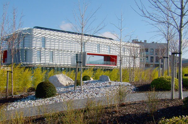 green design, eco design, sustainable design, Noain City Hall, Zon-e Architects, metal exoskeleton, natural light, passive architecture, energy saving architecture, radiant floor, geothermic energy