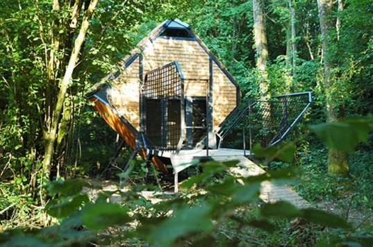 camping, green design, eco design, sustainable design, Le Nichoir, Le Vent des forets, Meuse, Lorraine, France, camping villages, Matali Crasset, Sentier du vent, sustainable cabin