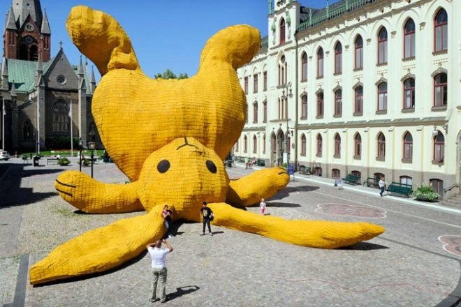 Big Yellow Rabbit, Florentijn Hofman, eco art, local materials, sweden, Stor Gul Kanin