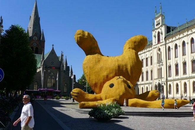 Big Yellow Rabbit, Florentijn Hofman, eco art, local materials, sweden, Stor Gul Kanin