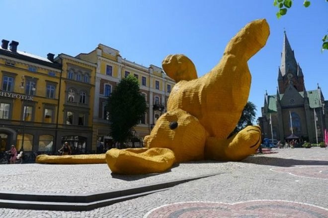 Big Yellow Rabbit, Florentijn Hofman, eco art, local materials, sweden, Stor Gul Kanin