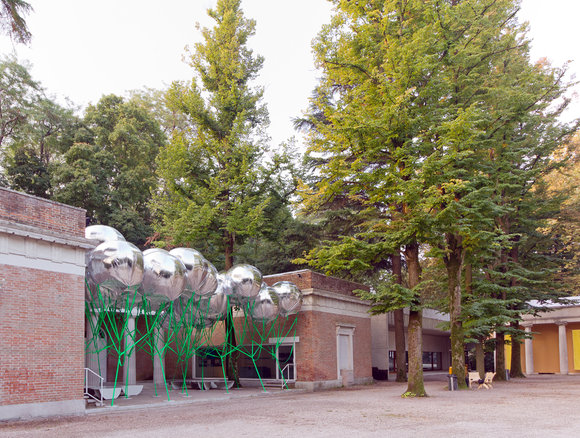 green design, eco design, sustainable design, Instant Untitled, MOS Architects, Venice Biennale, Mylar Balloons, Andy Warhol's Silver Clouds, Floating pavilion, temporary pavilion, balloon canopy