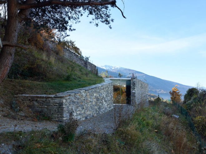green retreat, green mountain home, green summer home,Pavilion d'été à Sierre, natural minimalism,Bassicarella Architectes,underground house, green swiss house, drystaked stone facade, dry stacked stone wall, green roof