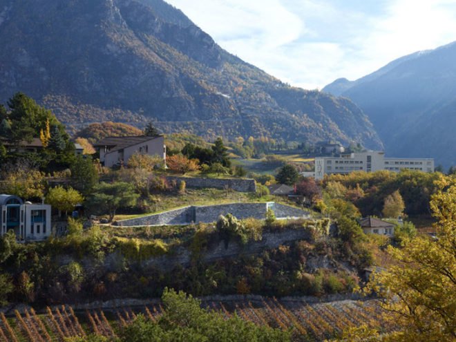 green retreat, green mountain home, green summer home,Pavilion d'été à Sierre, natural minimalism,Bassicarella Architectes,underground house, green swiss house, drystaked stone facade, dry stacked stone wall, green roof