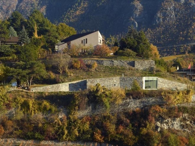 green retreat, green mountain home, green summer home,Pavilion d'été à Sierre, natural minimalism,Bassicarella Architectes,underground house, green swiss house, drystaked stone facade, dry stacked stone wall, green roof