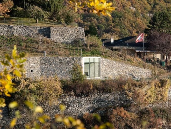 green retreat, green mountain home, green summer home,Pavilion d'été à Sierre, natural minimalism,Bassicarella Architectes,underground house, green swiss house, drystaked stone facade, dry stacked stone wall, green roof