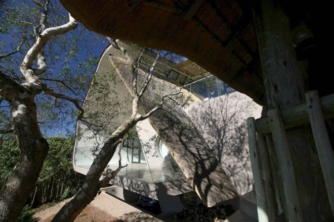 thatched, natural materials, energy efficiency, daylighting, Elmo Swart, Durban, South Africa, green building, wild landscape, eco design, sustainable building, sustainable design, green design, boutique, glazing