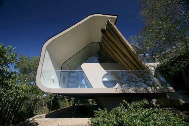 thatched, natural materials, energy efficiency, daylighting, Elmo Swart, Durban, South Africa, green building, wild landscape, eco design, sustainable building, sustainable design, green design, boutique, glazing