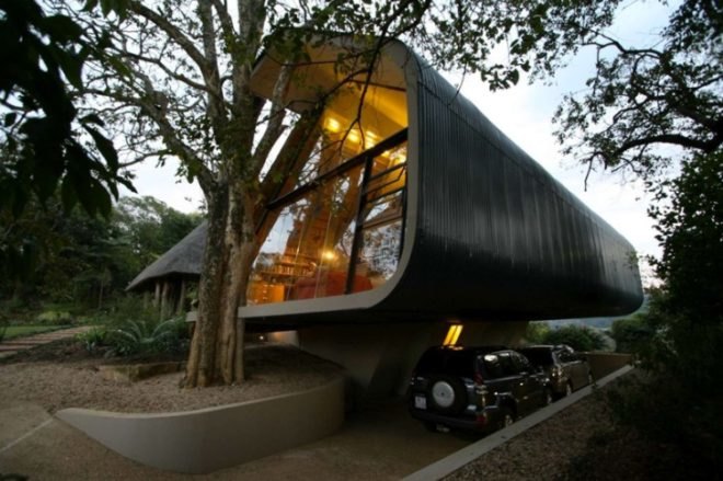 thatched, natural materials, energy efficiency, daylighting, Elmo Swart, Durban, South Africa, green building, wild landscape, eco design, sustainable building, sustainable design, green design, boutique, glazing