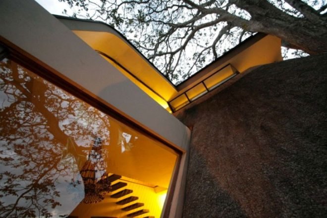 thatched, natural materials, energy efficiency, daylighting, Elmo Swart, Durban, South Africa, green building, wild landscape, eco design, sustainable building, sustainable design, green design, boutique, glazing