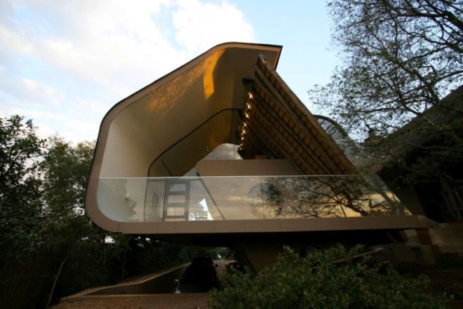 thatched, natural materials, energy efficiency, daylighting, Elmo Swart, Durban, South Africa, green building, wild landscape, eco design, sustainable building, sustainable design, green design, boutique, glazing