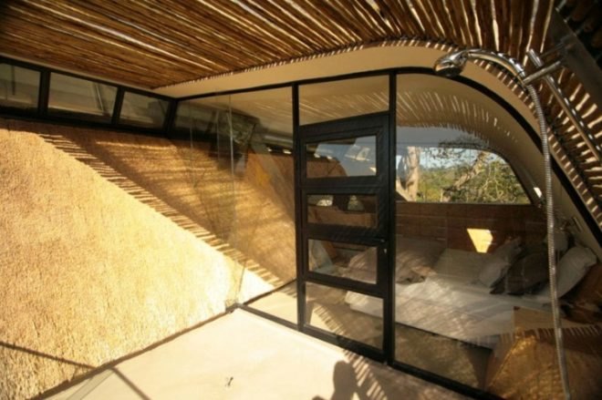 thatched, natural materials, energy efficiency, daylighting, Elmo Swart, Durban, South Africa, green building, wild landscape, eco design, sustainable building, sustainable design, green design, boutique, glazing
