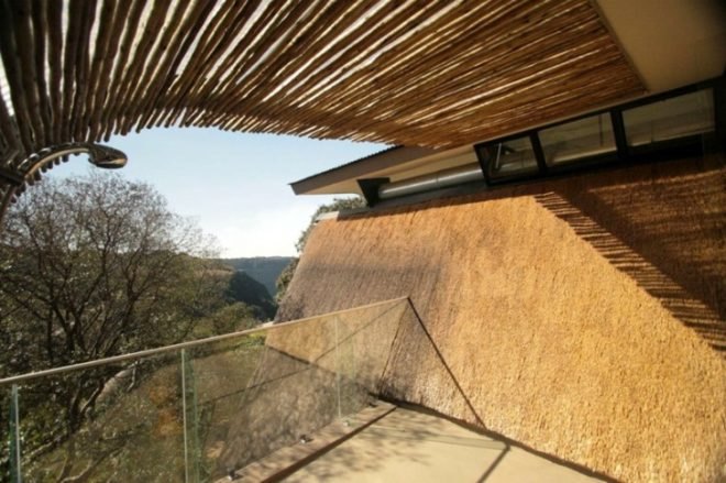 thatched, natural materials, energy efficiency, daylighting, Elmo Swart, Durban, South Africa, green building, wild landscape, eco design, sustainable building, sustainable design, green design, boutique, glazing