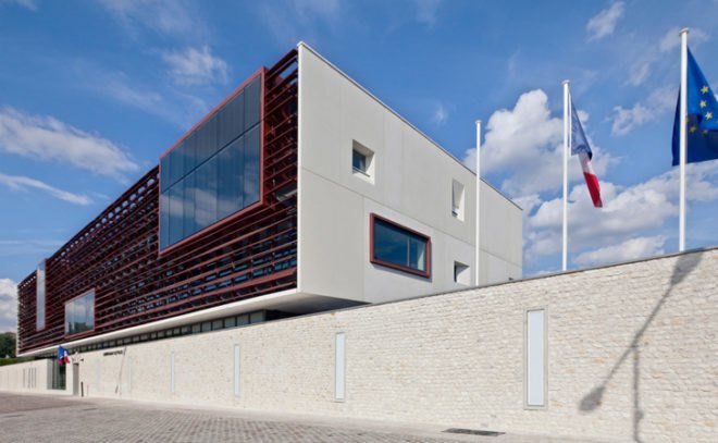 green design, eco design, sustainable design, Ameller, Dubois & Associes, police station, UNESCO World Heritage Site, Provins, France, glass curtain, copper louvers